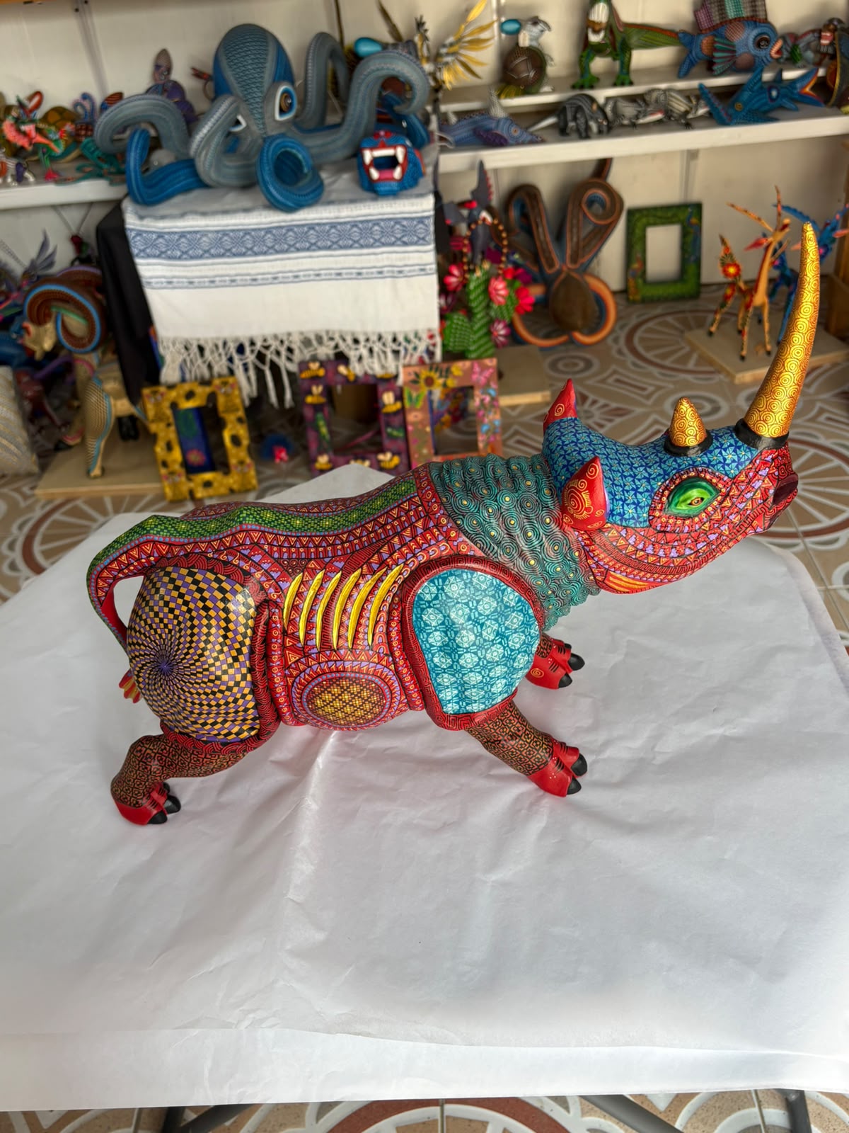 Rinoceronte alebrije de copal oaxaqueño