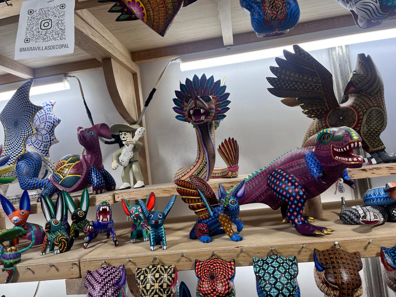 Colección de alebrijes en la galería del taller